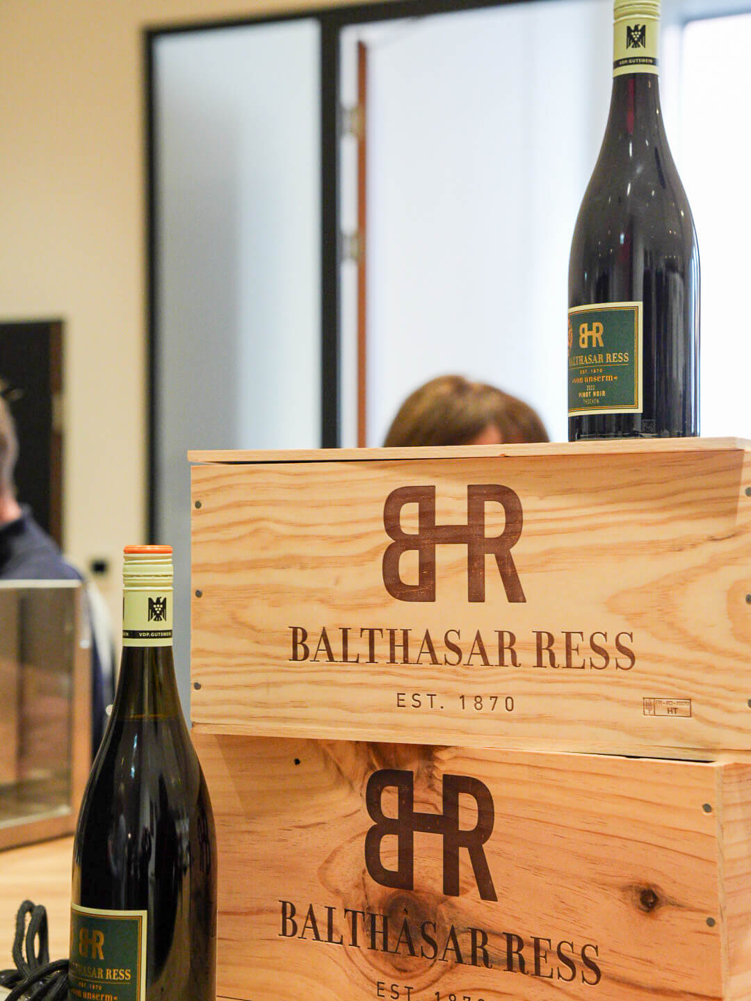 Besucher im Gespräch mit regionalen Anbietern