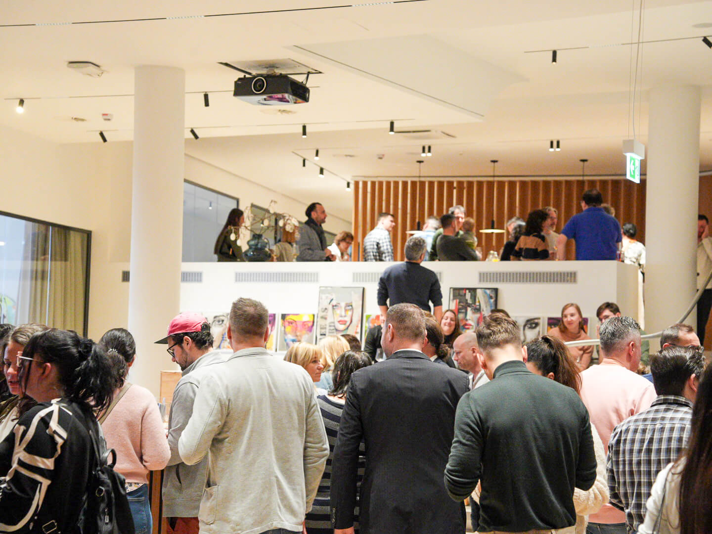 Besucher probieren regionale Spezialitäten beim Stadtgeschmack Mainz